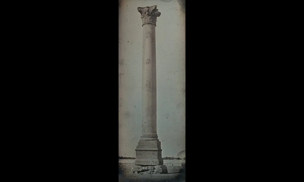 「ポンペイウスの柱」。ジョゼフ＝フィリベール・ジロー・ド・プランジェ（Joseph-Philibert Girault de Prangey）撮影。1842年